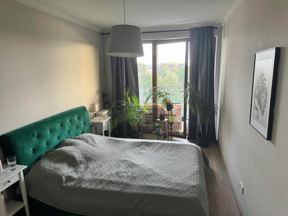 Spacious 60m2 By The River For Nomads Apartament